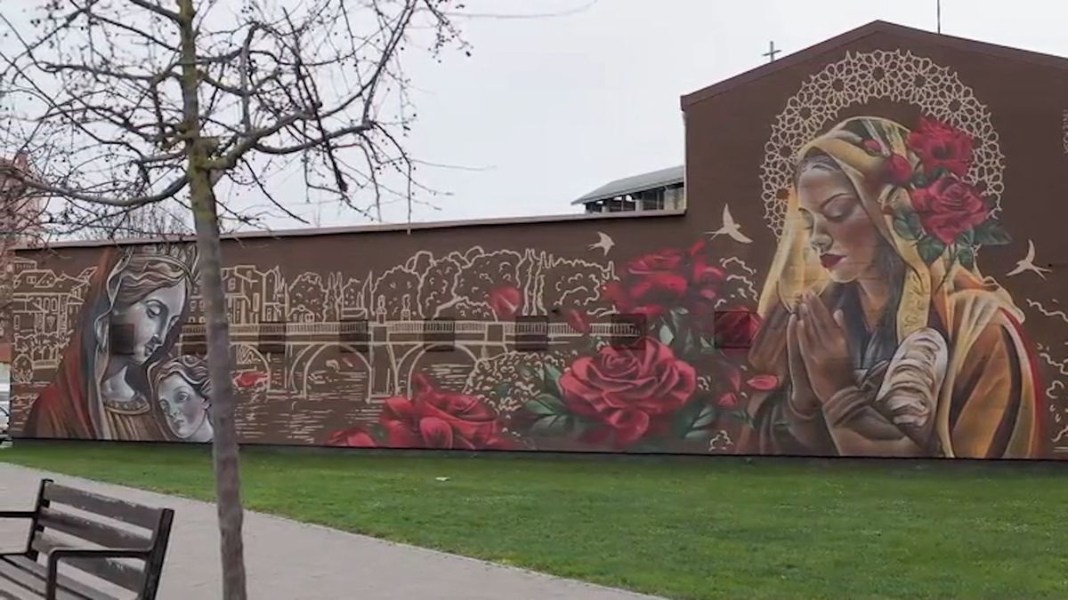 Zdi španělského kostela zdobí povedená malba světice a Karlova mostu